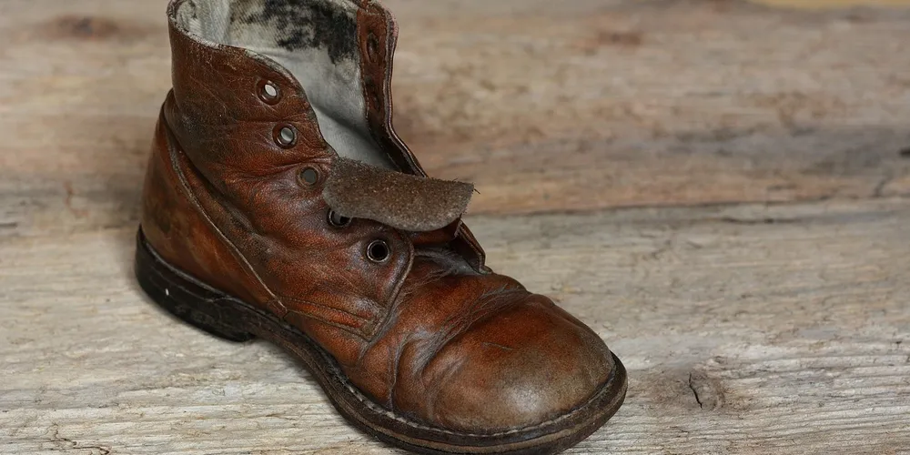 How Do You Remove Stains from Iconic Leather Brands Safely?